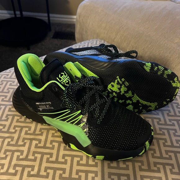 Donovan Mitchell Issue 1 J New in the box Black/Green - Picture 2 of 4